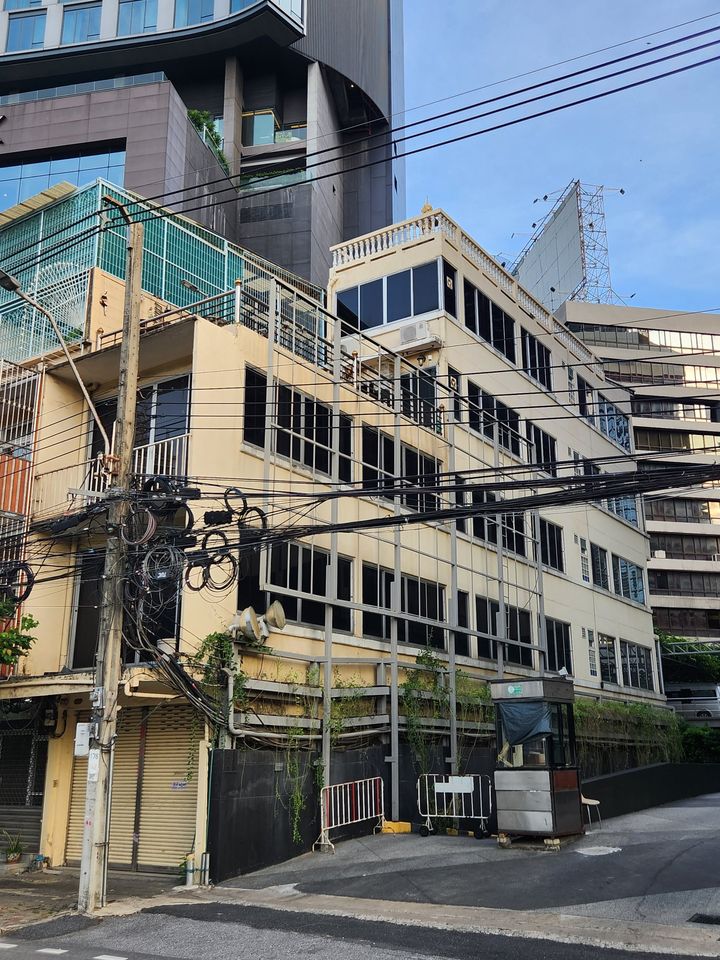 ห้องมุม ติดถนนใหญ่ เหมาะทำร้านค้า  เช่าตึกแถว ชั้น 1-2  ถนนพระราม 4 สวนลุมพินี Mrt ศาลาแดง สีลม
