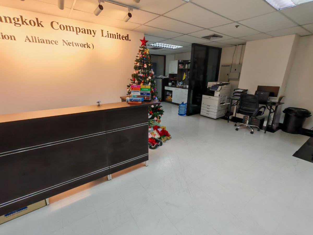 รถไฟฟ้า พญาไท อยู่หน้าตึก Phayathai Plaza (พญาไท พลาซ่า) ขนาด 128 ตรม