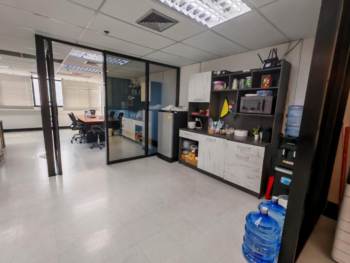 รถไฟฟ้า พญาไท อยู่หน้าตึก Phayathai Plaza (พญาไท พลาซ่า) ขนาด 128 ตรม