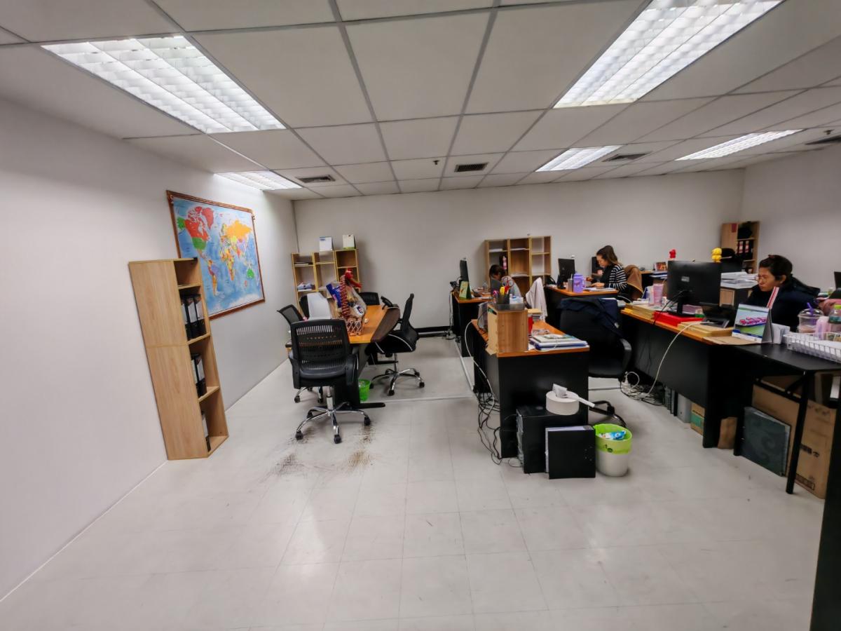 รถไฟฟ้า พญาไท อยู่หน้าตึก Phayathai Plaza (พญาไท พลาซ่า) ขนาด 128 ตรม