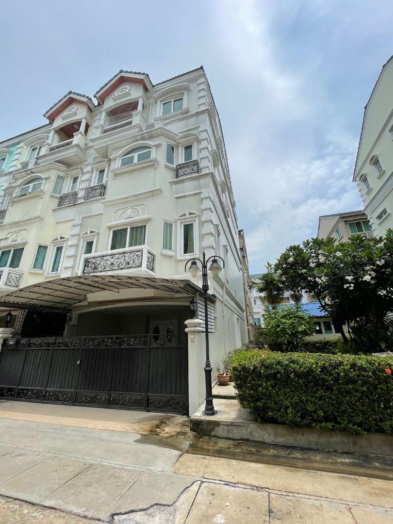 หลังมุม เงียบสงบ มีความเป็นส่วนตัวเพียง 20 หลัง เฟอนิเจอร์ครบ พร้อมเข้าอยู่ นนทรี โกลเด้น โฮม พาร์ค วิลล์           