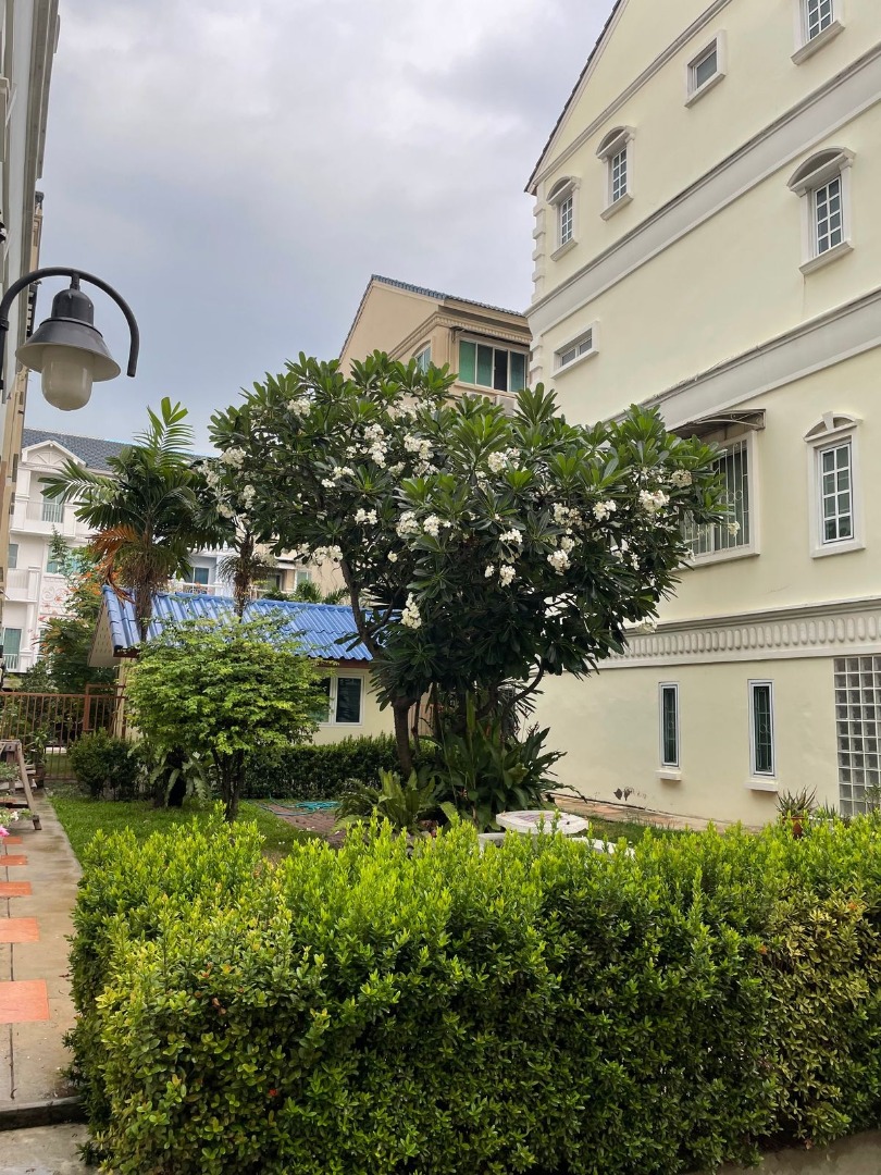 หลังมุม เงียบสงบ มีความเป็นส่วนตัวเพียง 20 หลัง เฟอนิเจอร์ครบ พร้อมเข้าอยู่ นนทรี โกลเด้น โฮม พาร์ค วิลล์           