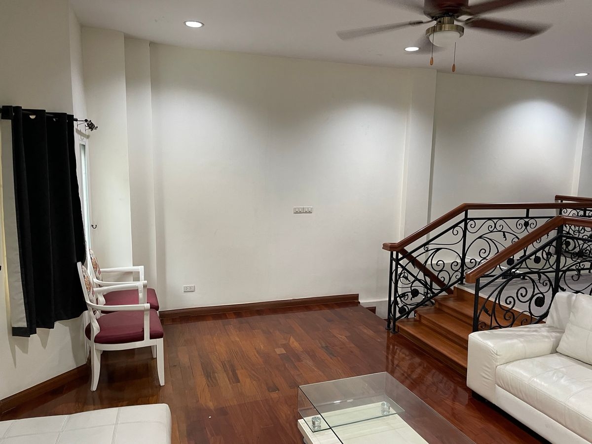 หลังมุม เงียบสงบ มีความเป็นส่วนตัวเพียง 20 หลัง เฟอนิเจอร์ครบ พร้อมเข้าอยู่ นนทรี โกลเด้น โฮม พาร์ค วิลล์           