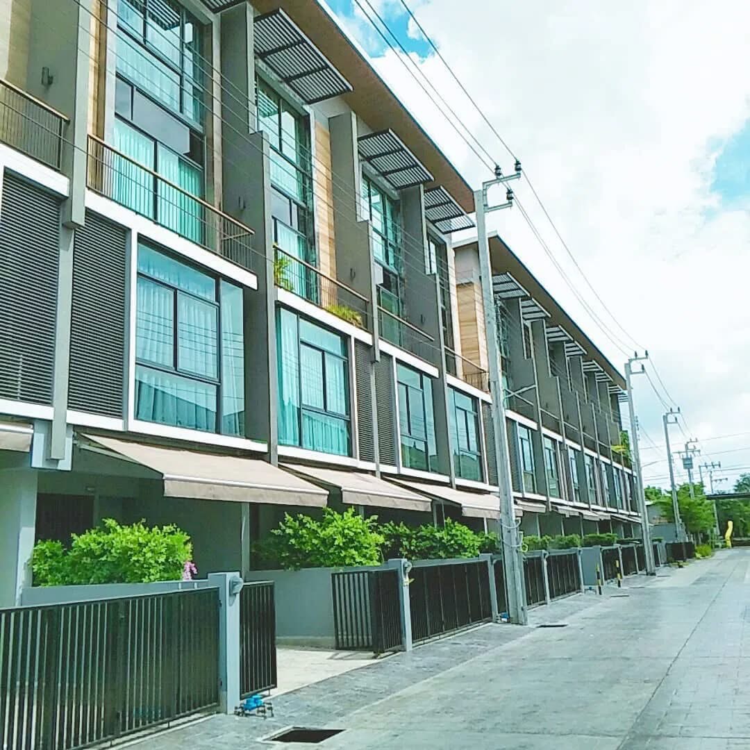 ทาวน์โฮมหรู หลังมุม มีความเป็นส่วนตัว เพดานสูง 6 เมตร ลาซาล