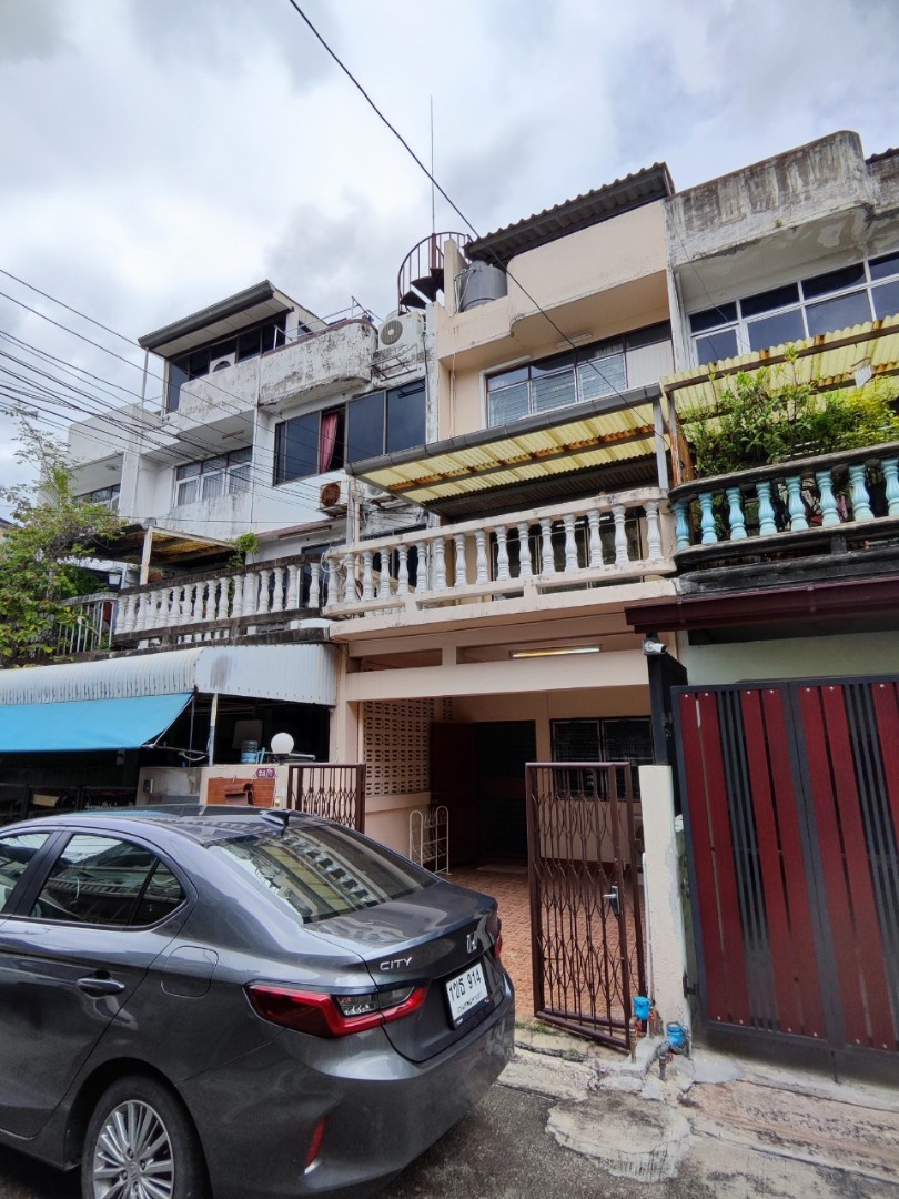 ใกล้สถานี BTS เอกมัย และพระโขนง ขายทาวน์เฮ้าส์ 3 ชั้น ซอยสุขุมวิท 65   ไม่ถึง 1 กิโลเมตร ใกล้ห้าง Gateway 