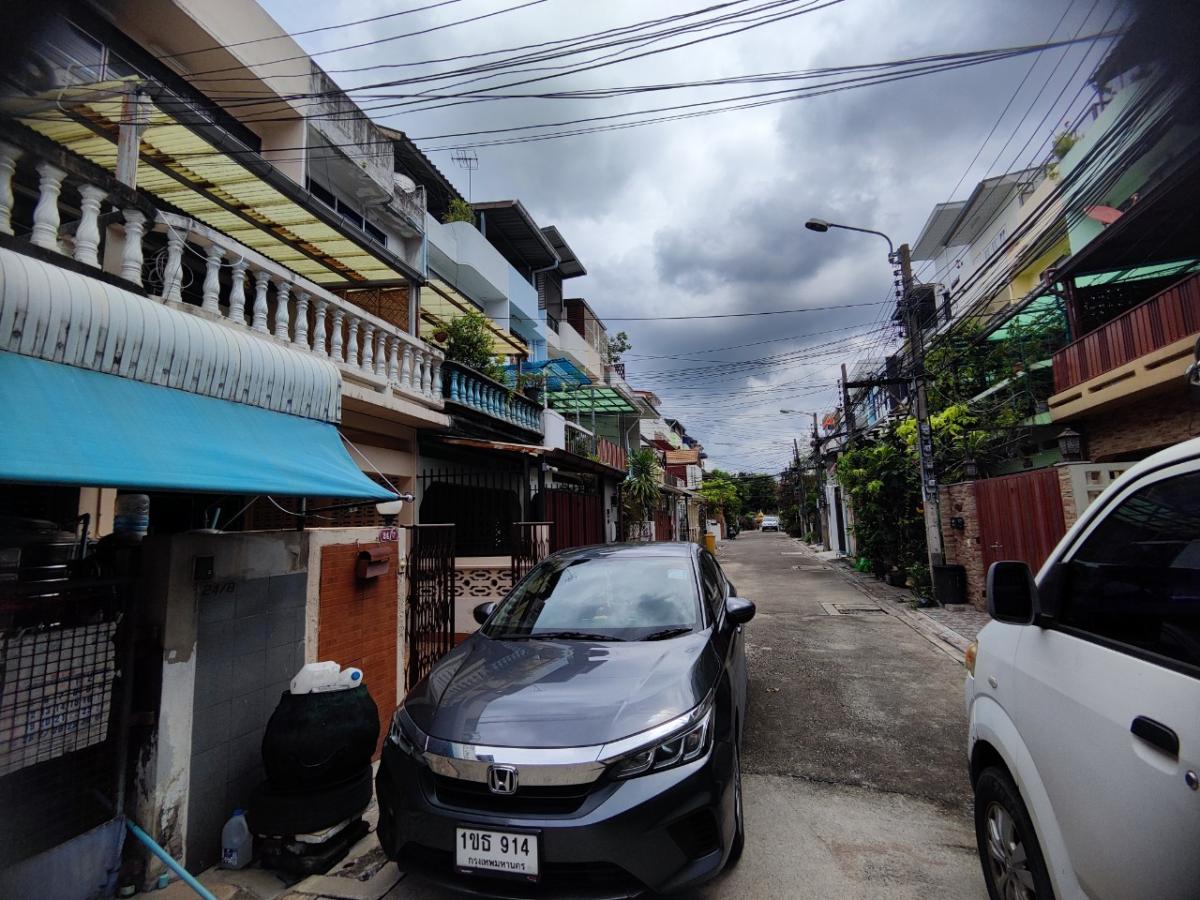 ใกล้สถานี BTS เอกมัย และพระโขนง ขายทาวน์เฮ้าส์ 3 ชั้น ซอยสุขุมวิท 65   ไม่ถึง 1 กิโลเมตร ใกล้ห้าง Gateway 