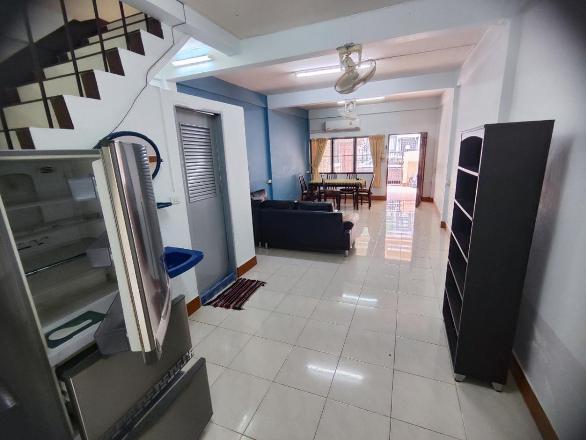 ใกล้สถานี BTS เอกมัย และพระโขนง ขายทาวน์เฮ้าส์ 3 ชั้น ซอยสุขุมวิท 65   ไม่ถึง 1 กิโลเมตร ใกล้ห้าง Gateway 