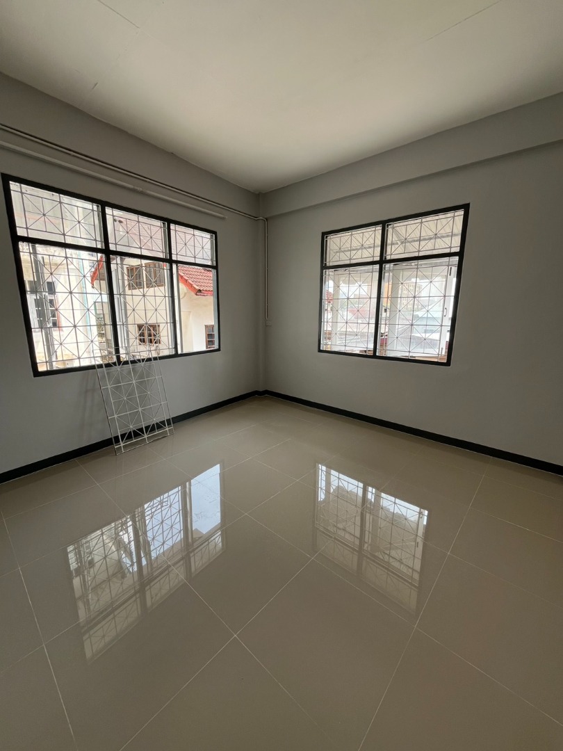 หลังมุม ปรับปรุงใหม่ ใกล้ต้นซอย เช่าตึกแถว ซอย เจริญนคร 53 มีที่จอดรถ เงียบสงบ ซอยตัน เหมาะอยู่อาศัย โฮมออฟฟิศ