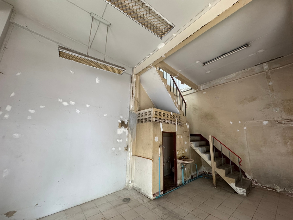 คนพลุกพล่าน 50 เมตรใกล้ถนนใหญ่ เยาวราช  เช่าตึกแถว 2คูหา