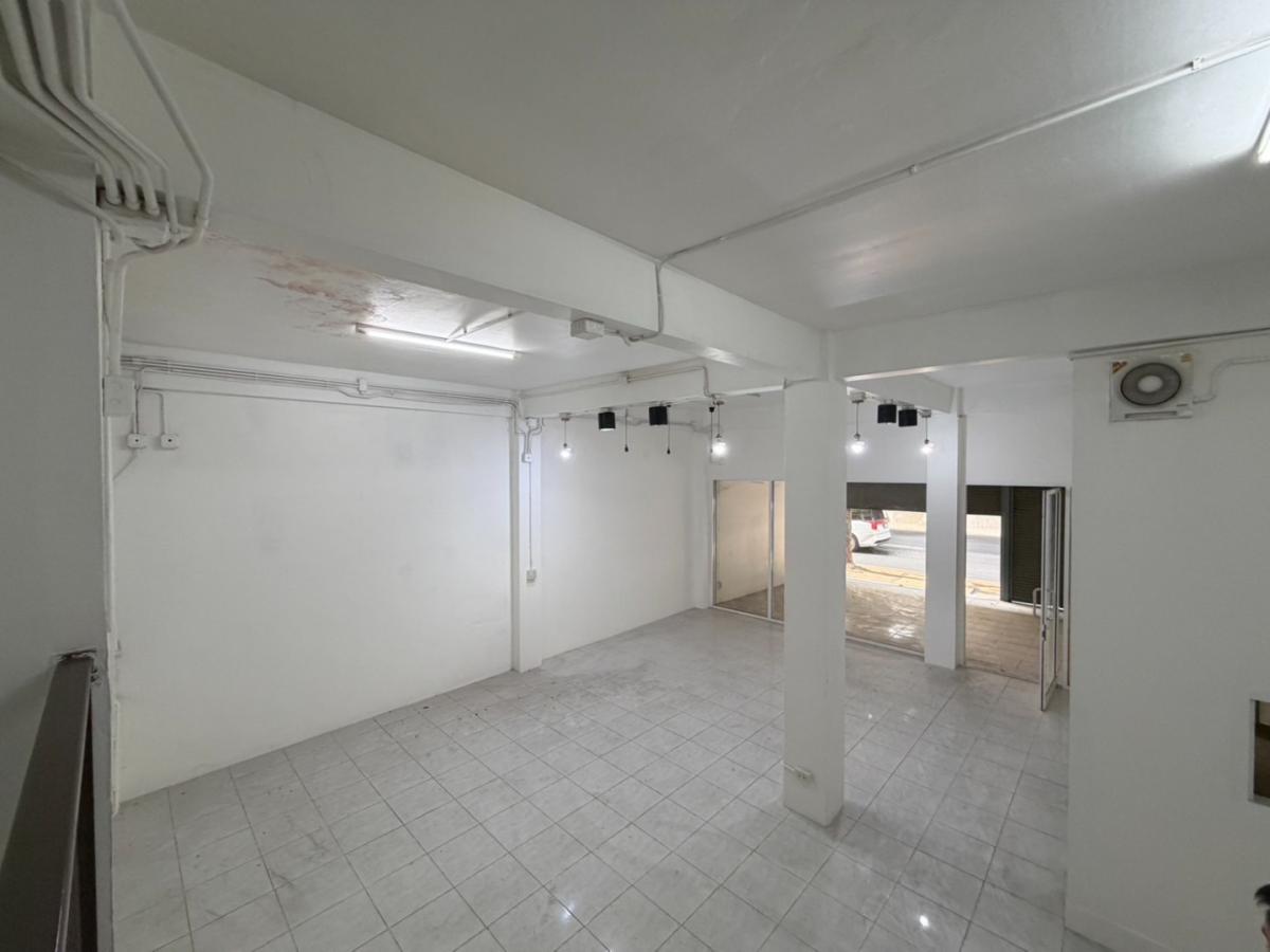 เช่าตึกแถว ติดถนนใหญ่ 2คูหา 1.5 ชั้น ซอย พระราม 2  หน้ากว้าง 8 เมตร พื้นที่ 154 ตรม 