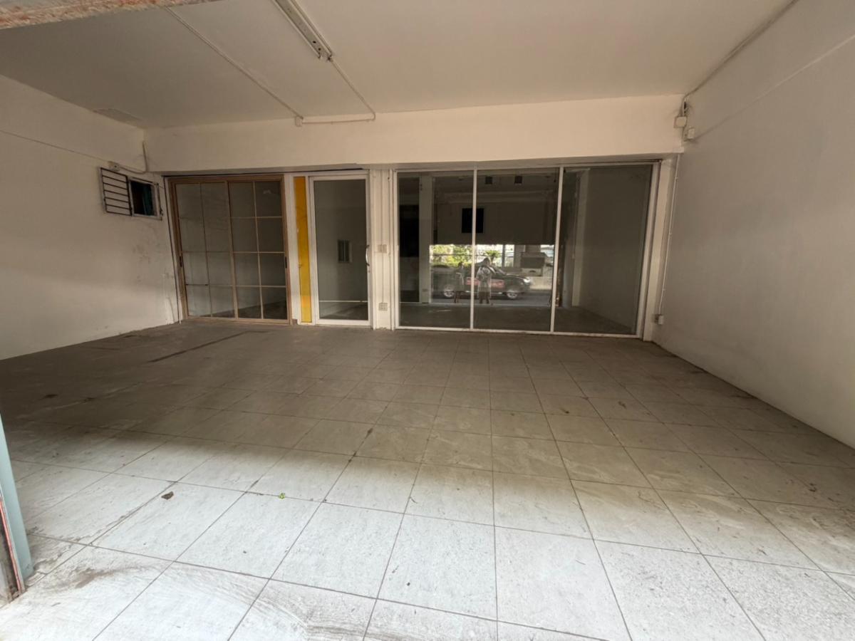 เช่าตึกแถว ติดถนนใหญ่ 2คูหา 1.5 ชั้น ซอย พระราม 2  หน้ากว้าง 8 เมตร พื้นที่ 154 ตรม 