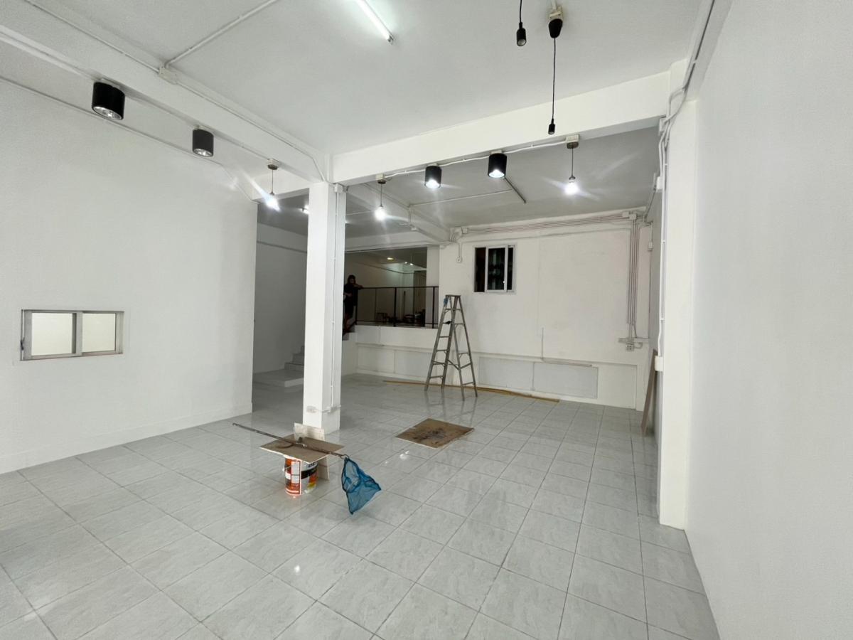 เช่าตึกแถว ติดถนนใหญ่ 2คูหา 1.5 ชั้น ซอย พระราม 2  หน้ากว้าง 8 เมตร พื้นที่ 154 ตรม 