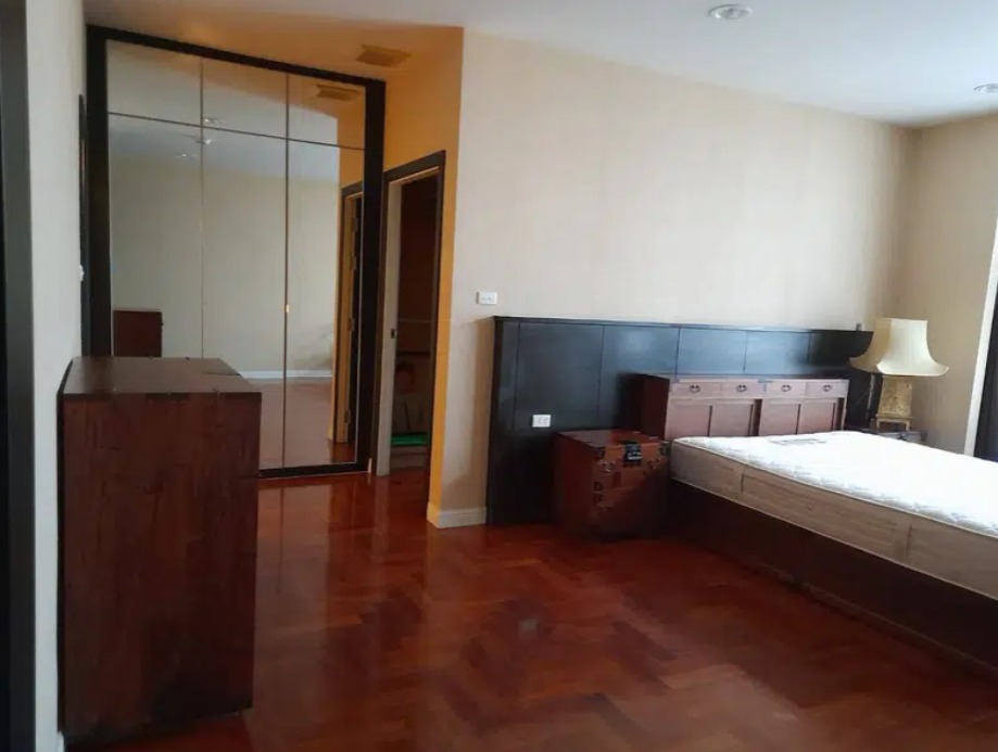 ขายคอนโด 3 ห้องนอน  4 ห้องน้ำ Sailom Suite (สายลม สวีท)  ขนาด  250 ตรม. ชั้น 4  ที่จอดรถ 3 คัน  BTS รัชโยธิน   สามารถจดทะเบียนบริษัทได้