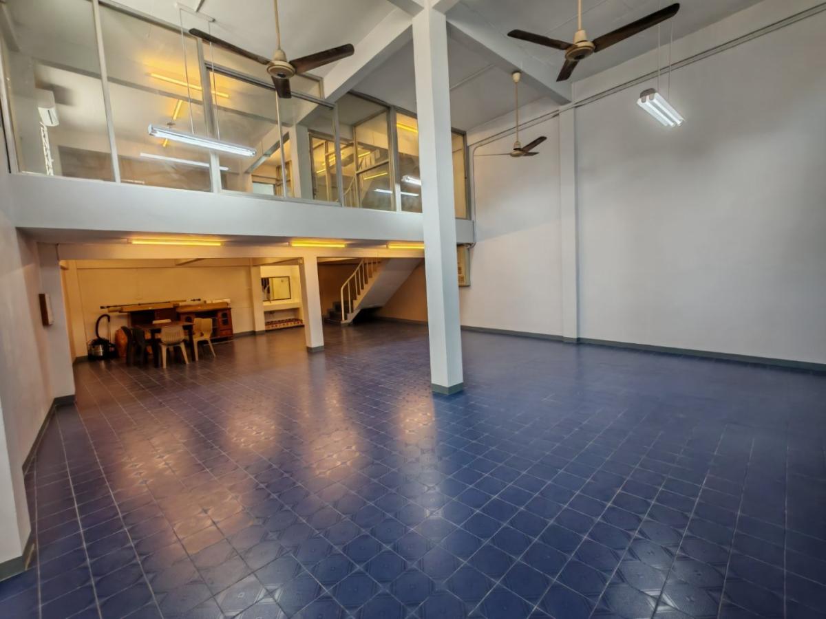 หลังมุม ปรับปรุงใหม่ ใกล้ต้นซอย เช่าตึกแถว ซอย เจริญนคร 53 มีที่จอดรถ เงียบสงบ ซอยตัน เหมาะอยู่อาศัย โฮมออฟฟิศ