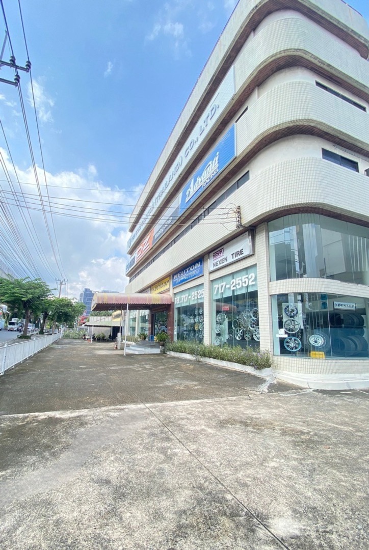 เช่าอาคาร ติดถนนใหญ่ พระราม 9 เหมาะสำหรับโชว์รูม สำนักงาน มีลิฟต์ขนสินค้า ที่จอดรถ 30 คัน