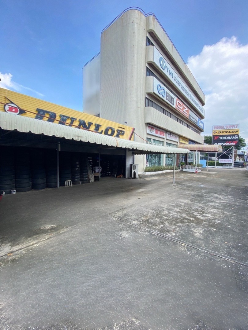 เช่าอาคาร ติดถนนใหญ่ พระราม 9 เหมาะสำหรับโชว์รูม สำนักงาน มีลิฟต์ขนสินค้า ที่จอดรถ 30 คัน