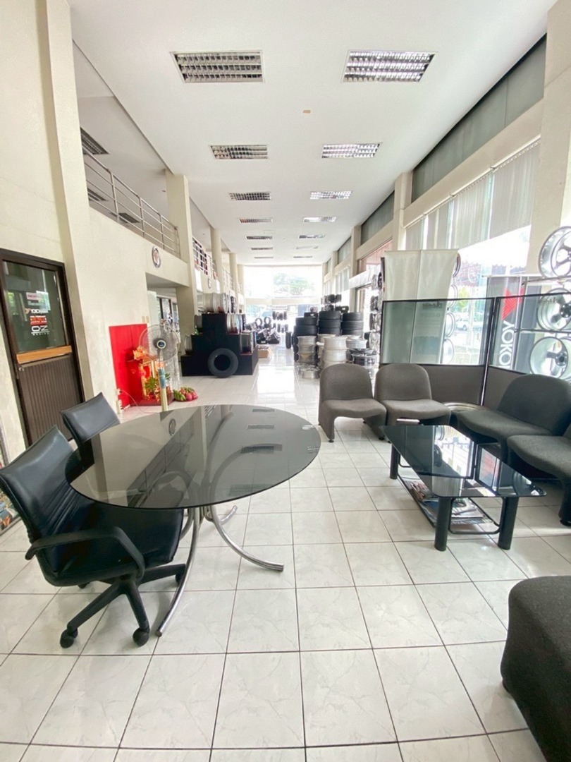 เช่าอาคาร ติดถนนใหญ่ พระราม 9 เหมาะสำหรับโชว์รูม สำนักงาน มีลิฟต์ขนสินค้า ที่จอดรถ 30 คัน