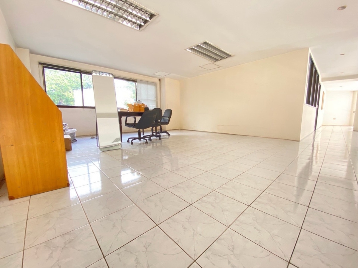 เช่าอาคาร ติดถนนใหญ่ พระราม 9 เหมาะสำหรับโชว์รูม สำนักงาน มีลิฟต์ขนสินค้า ที่จอดรถ 30 คัน