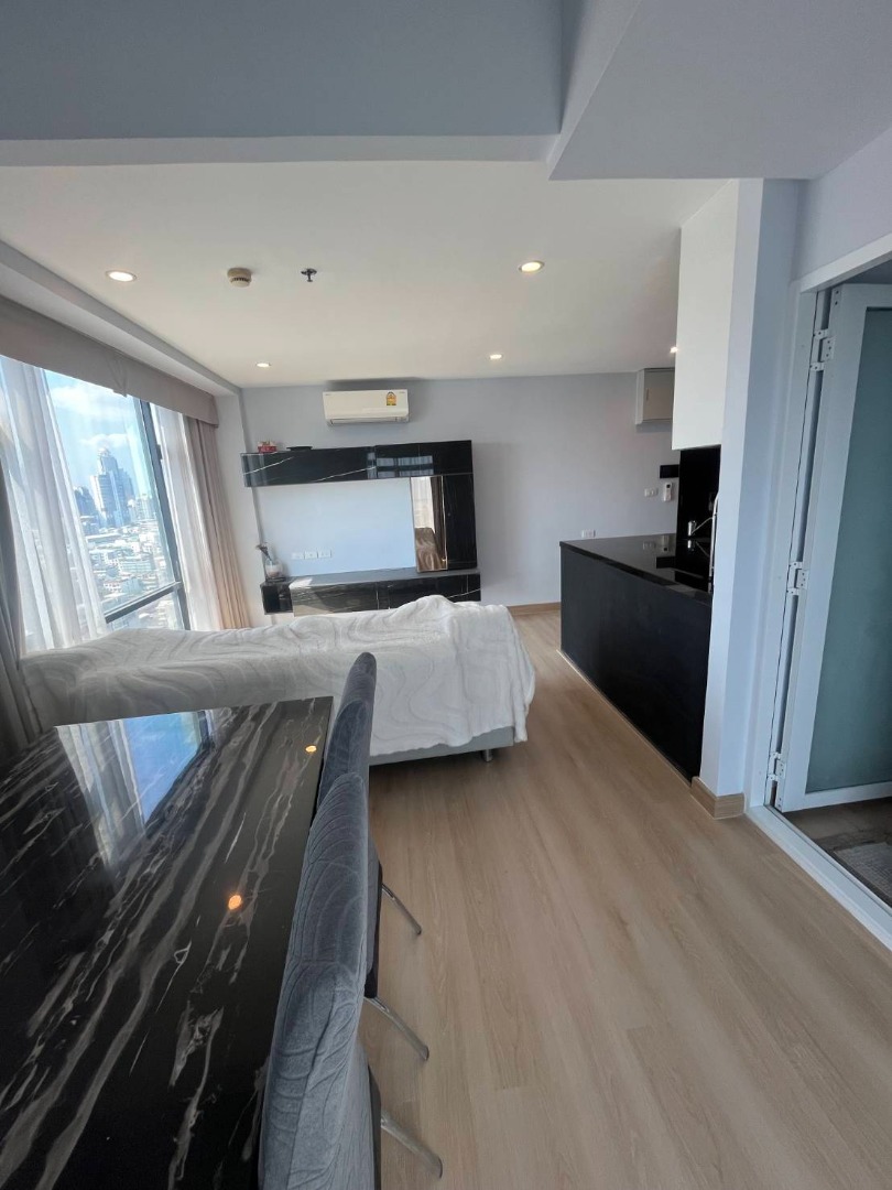 Duplex 2 ชั้น 2 ห้องนอน 2 ห้องน้ำ  Bangkok Horizon Sathorn - Narathiwas (แบงค์คอก ฮอไรซอน สาทร - นราธิวาส) มีอ่างอาบน้ำ