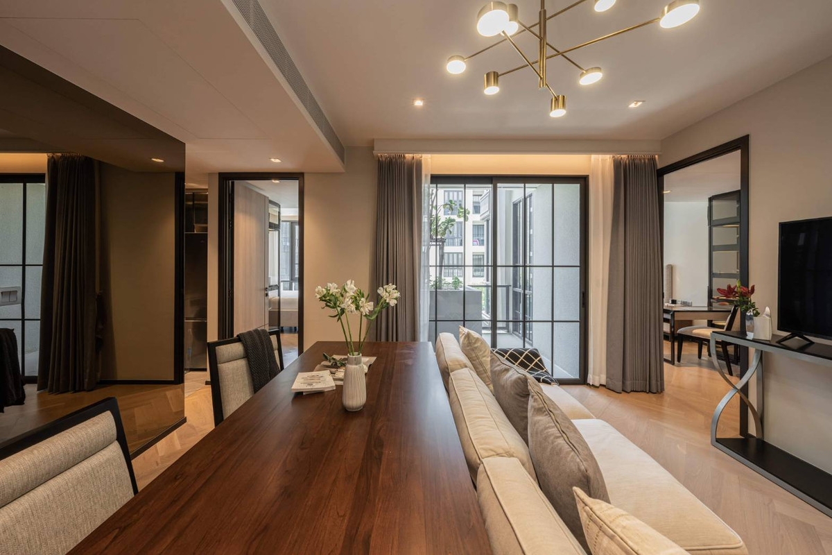 The reserve sukhumvit 61 วิวสระน้ำ และวิวสวน 