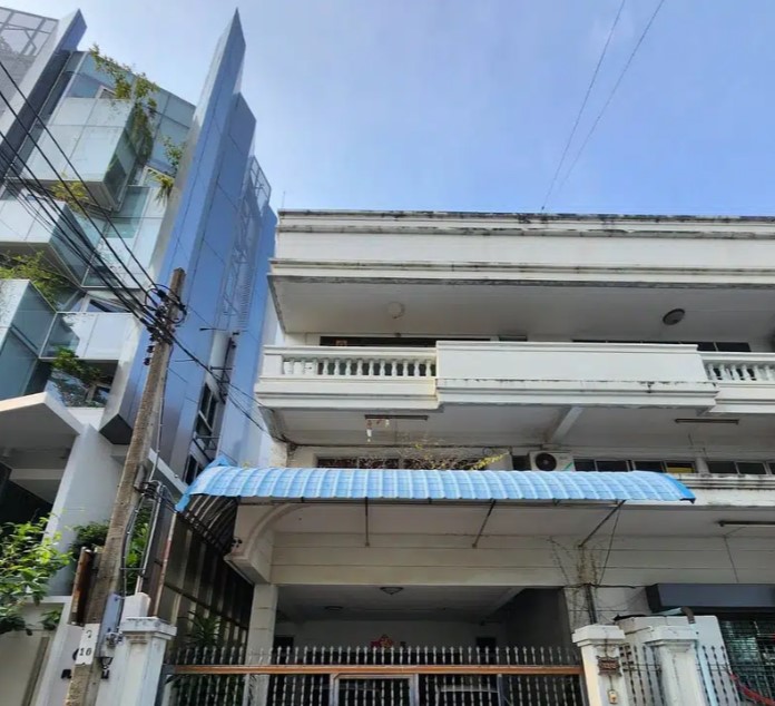 ใกล้ปากซอย  90 เมตร เช่าตึกแถว ซอย สวนพลู 9 มีที่จอดรถ 2 คัน 