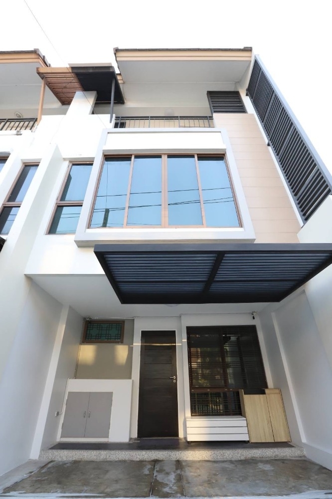 เดอะ ไพรเวท สุขุมวิท - บางจาก  The Private Sukhumvit - Bangchak  ทาวน์โฮม 3ชั้น  หลังมุม 