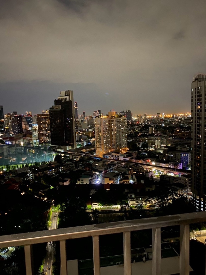 ห้องมุม  วิวเมืองพาโนรามา อ่างอาบน้ำ ไอดีโอ สุขุมวิท - พระราม 4 (IDEO Sukhumvit - Rama 4)