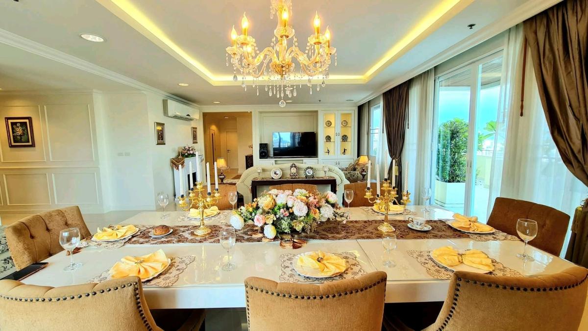 Duplex Penthouse  ปิยทิพย์เพลส อนุญาตให้นำสัตว์เลี้ยงเข้าพักได้ มีอ่างจากุซซี่ส่วนตัวเพื่อการผ่อนคลาย