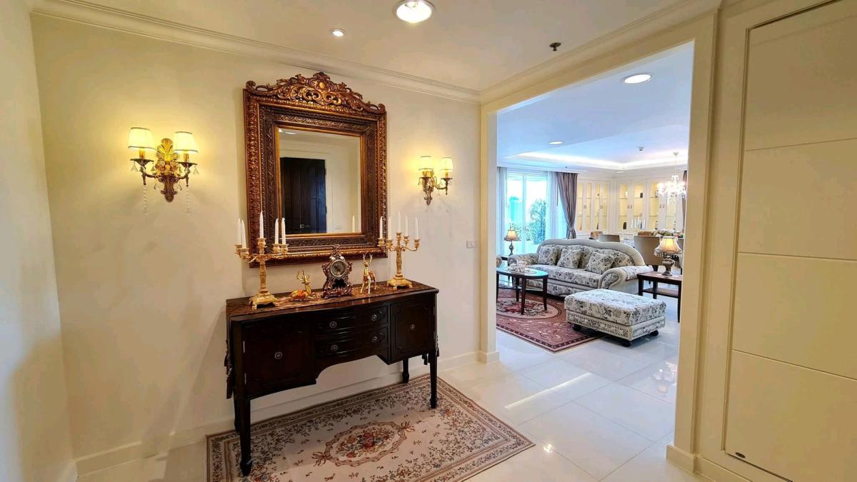 Duplex Penthouse  ปิยทิพย์เพลส อนุญาตให้นำสัตว์เลี้ยงเข้าพักได้ มีอ่างจากุซซี่ส่วนตัวเพื่อการผ่อนคลาย