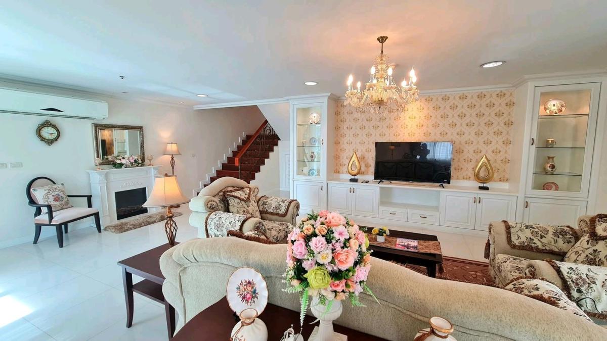 Duplex Penthouse  ปิยทิพย์เพลส อนุญาตให้นำสัตว์เลี้ยงเข้าพักได้ มีอ่างจากุซซี่ส่วนตัวเพื่อการผ่อนคลาย