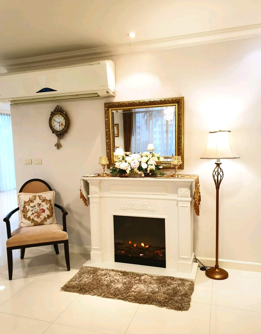 Duplex Penthouse  ปิยทิพย์เพลส อนุญาตให้นำสัตว์เลี้ยงเข้าพักได้ มีอ่างจากุซซี่ส่วนตัวเพื่อการผ่อนคลาย