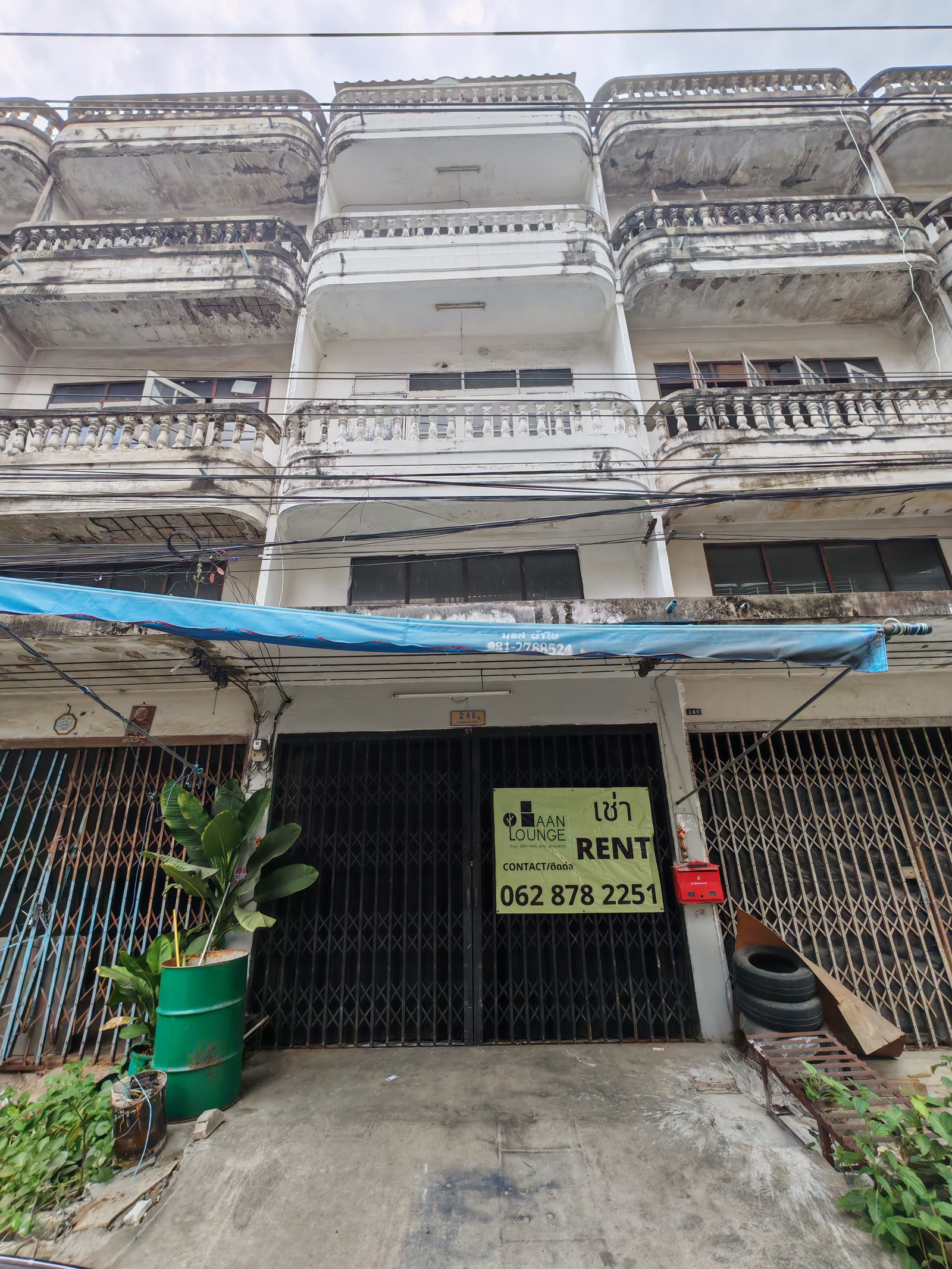 Shop house for rent, Soi Phetkasem 102/3. Parking for 3 cars.