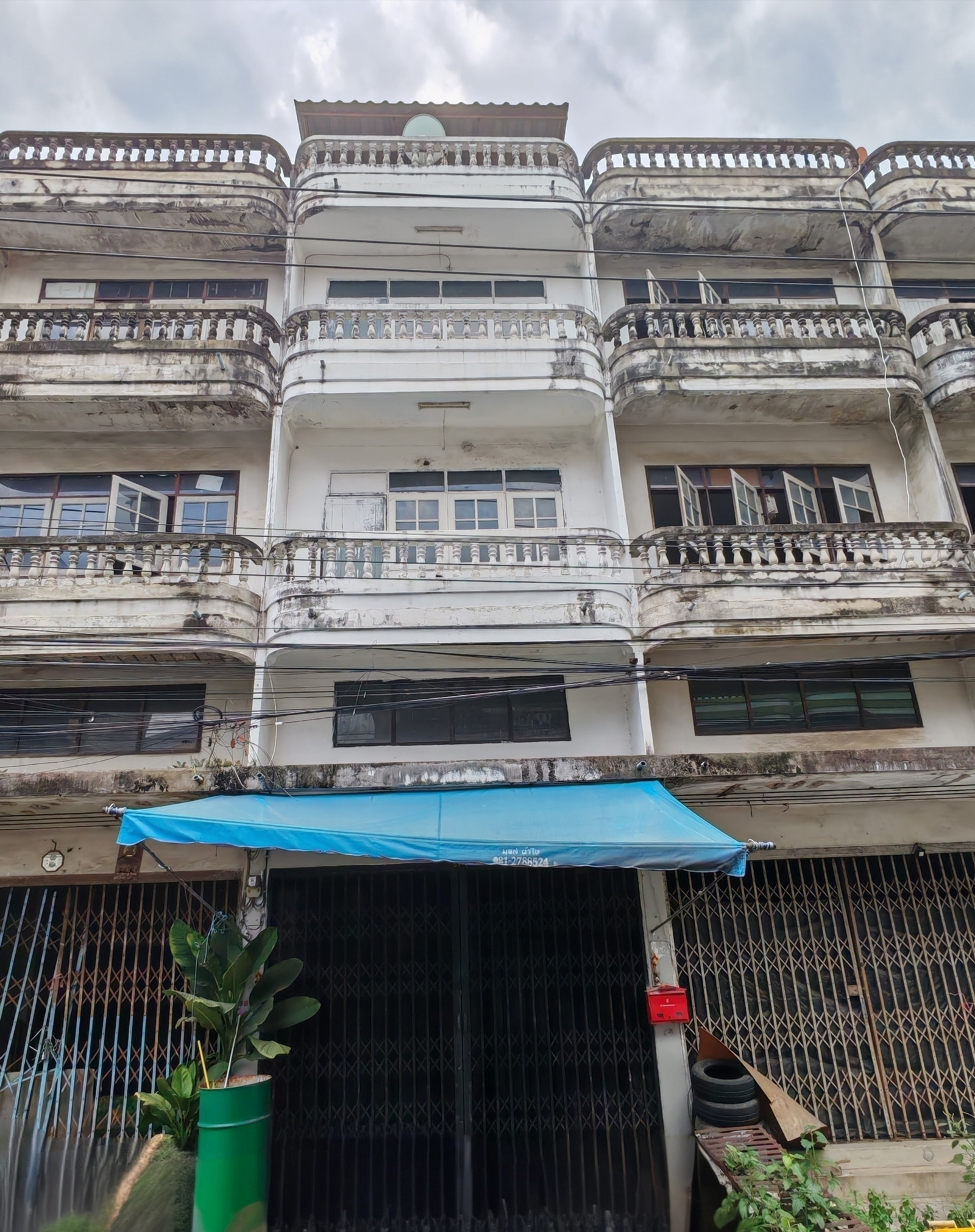 Shop house for rent, Soi Phetkasem 102/3. Parking for 3 cars.