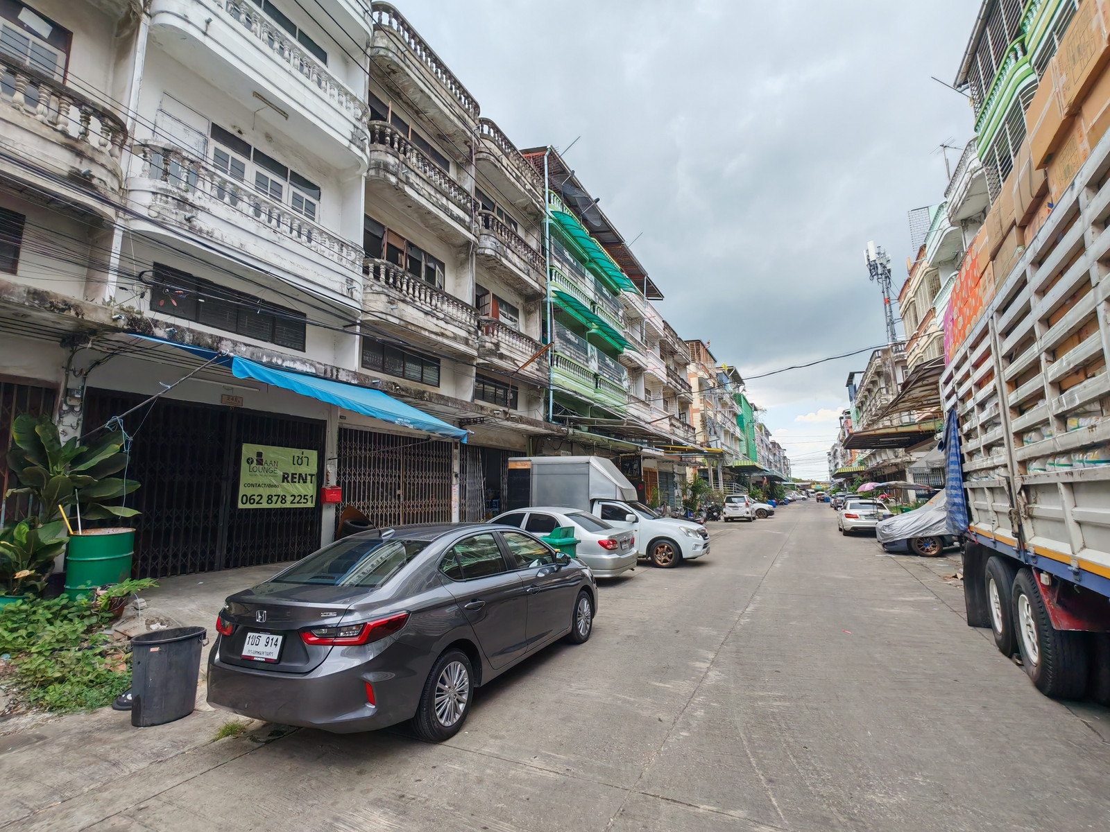 Shop house for rent, Soi Phetkasem 102/3. Parking for 3 cars.