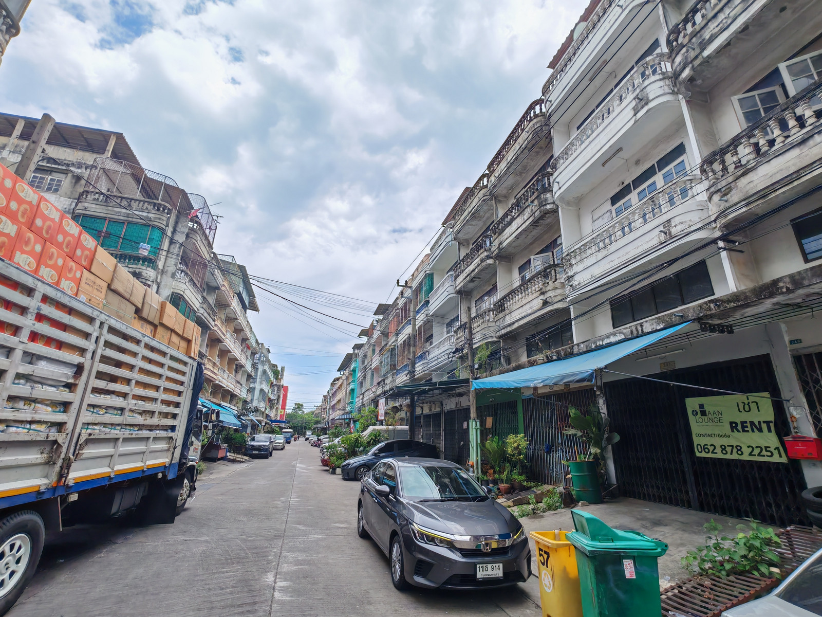 Shop house for rent, Soi Phetkasem 102/3. Parking for 3 cars.